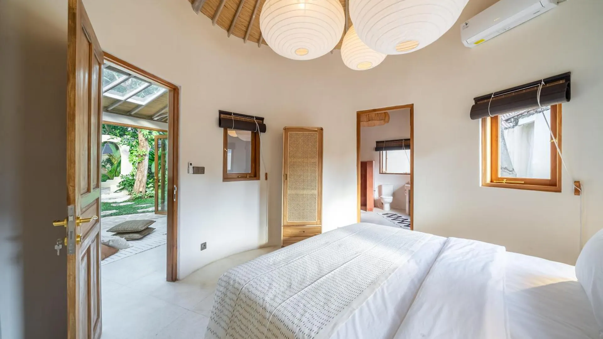 Villa Meraki 5 Bedroom Lush Garden Central Seminyak
