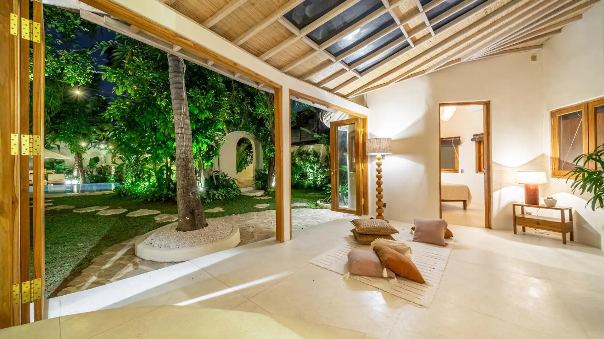 Villa Meraki 5 Bedroom Lush Garden Central Seminyak