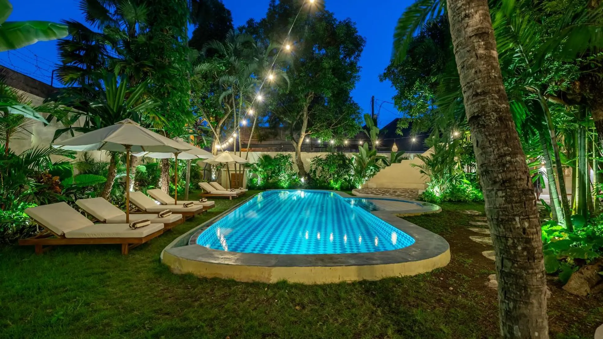 Villa Meraki 5 Bedroom Lush Garden Central Seminyak