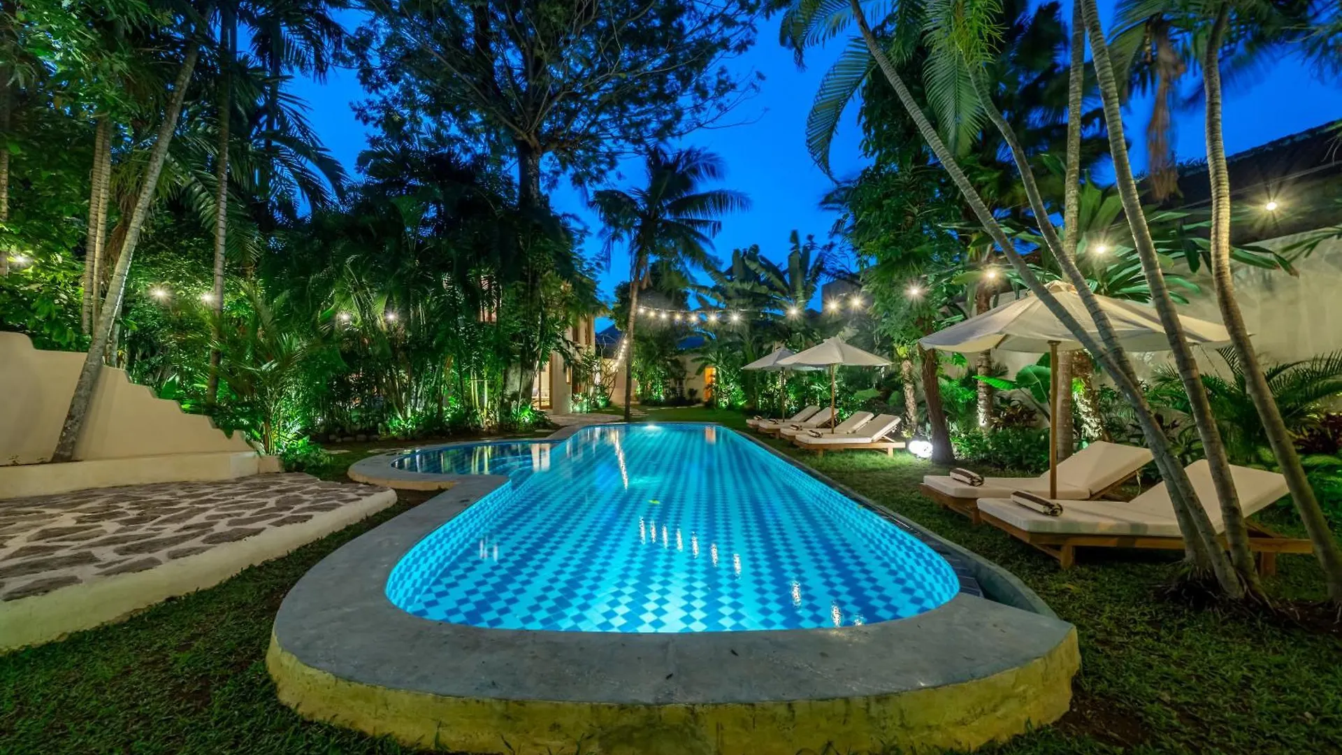 Villa Meraki 5 Bedroom Lush Garden Central Seminyak