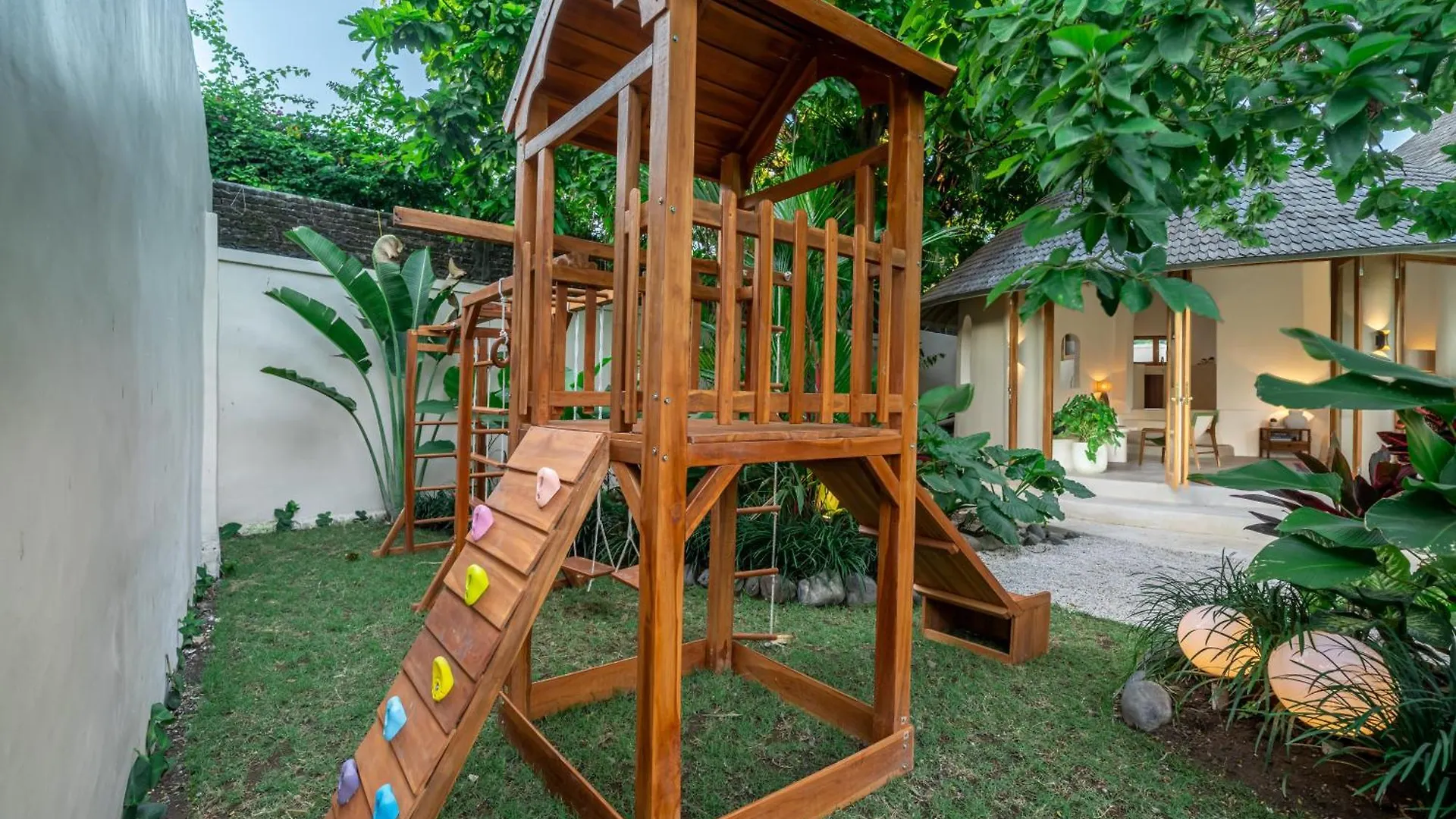 Villa Meraki 5 Bedroom Lush Garden Central Seminyak Indonesia