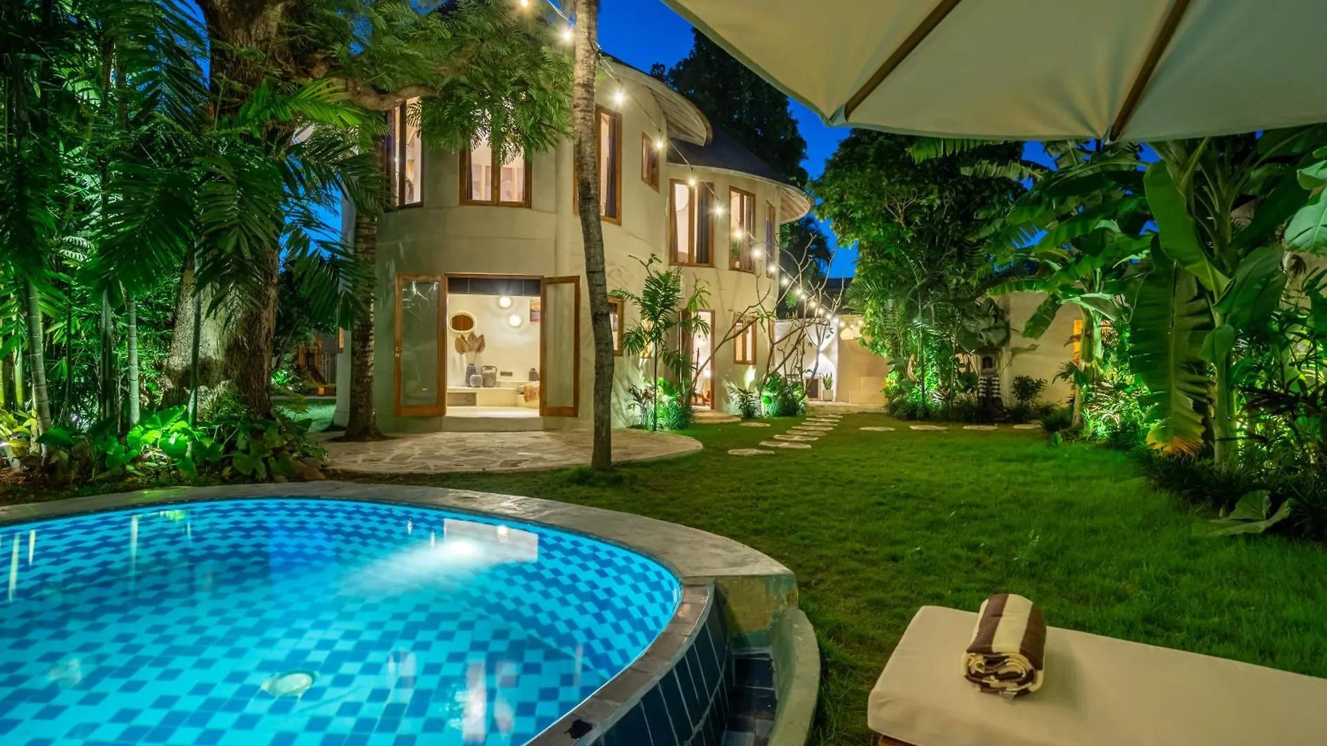 Villa Meraki 5 Bedroom Lush Garden Central Seminyak Seminyak (Bali)