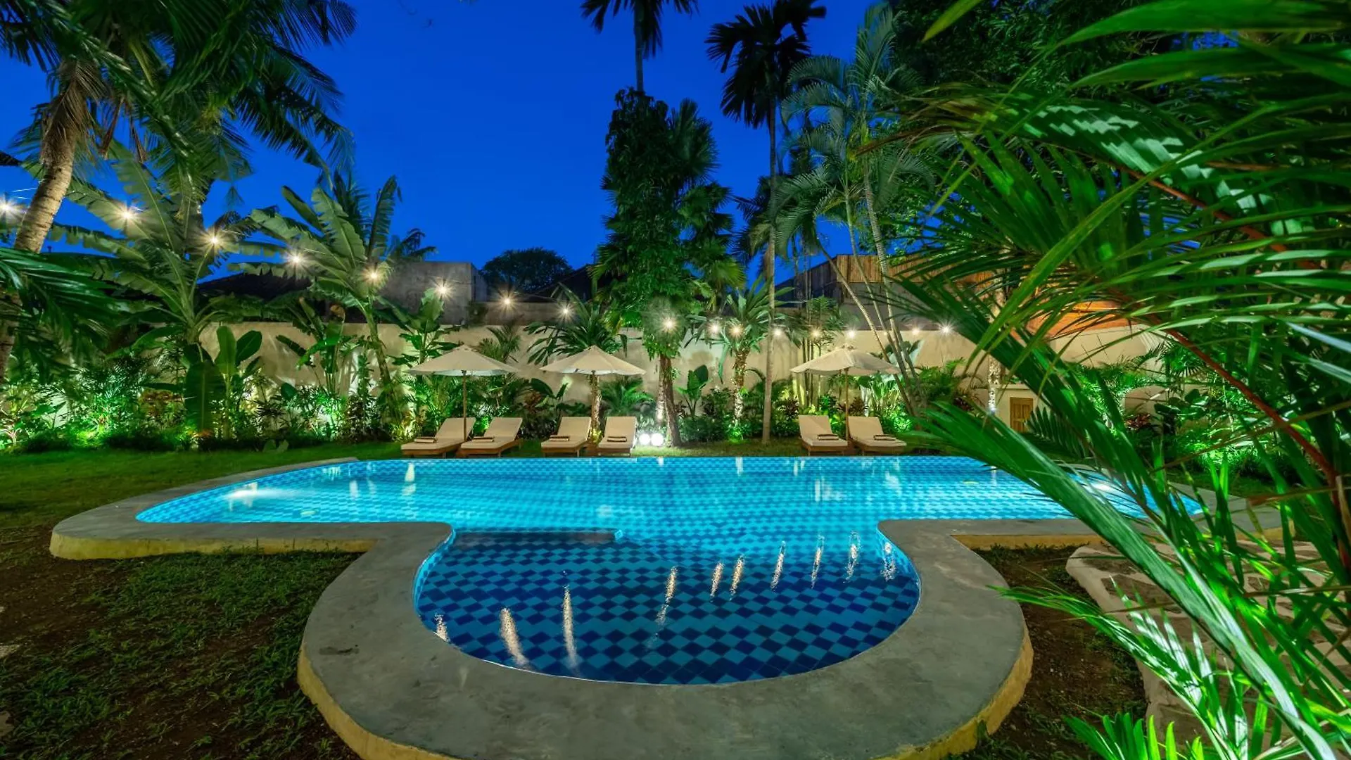Villa Meraki 5 Bedroom Lush Garden Central Seminyak