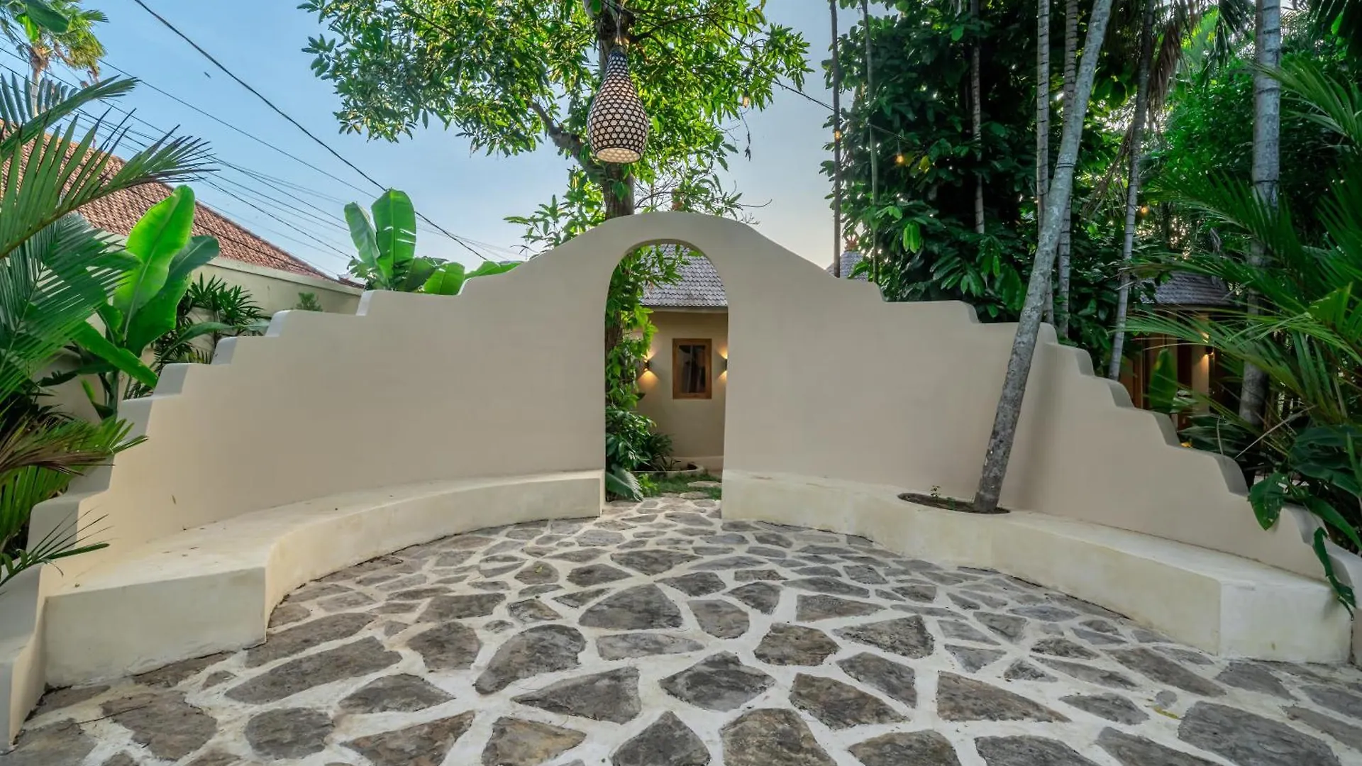 Villa Meraki 5 Bedroom Lush Garden Central Seminyak
