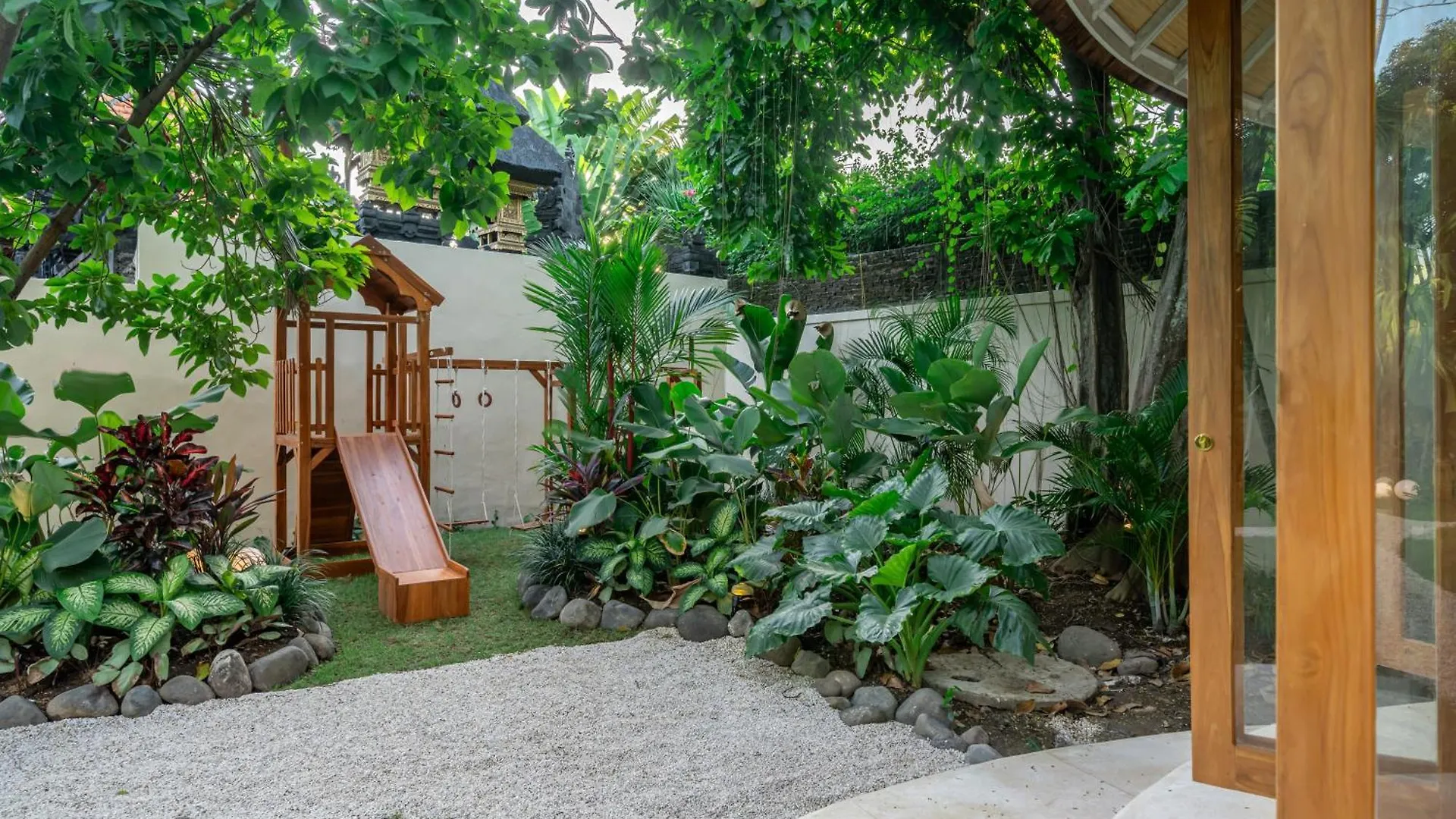 Villa Meraki 5 Bedroom Lush Garden Central Seminyak