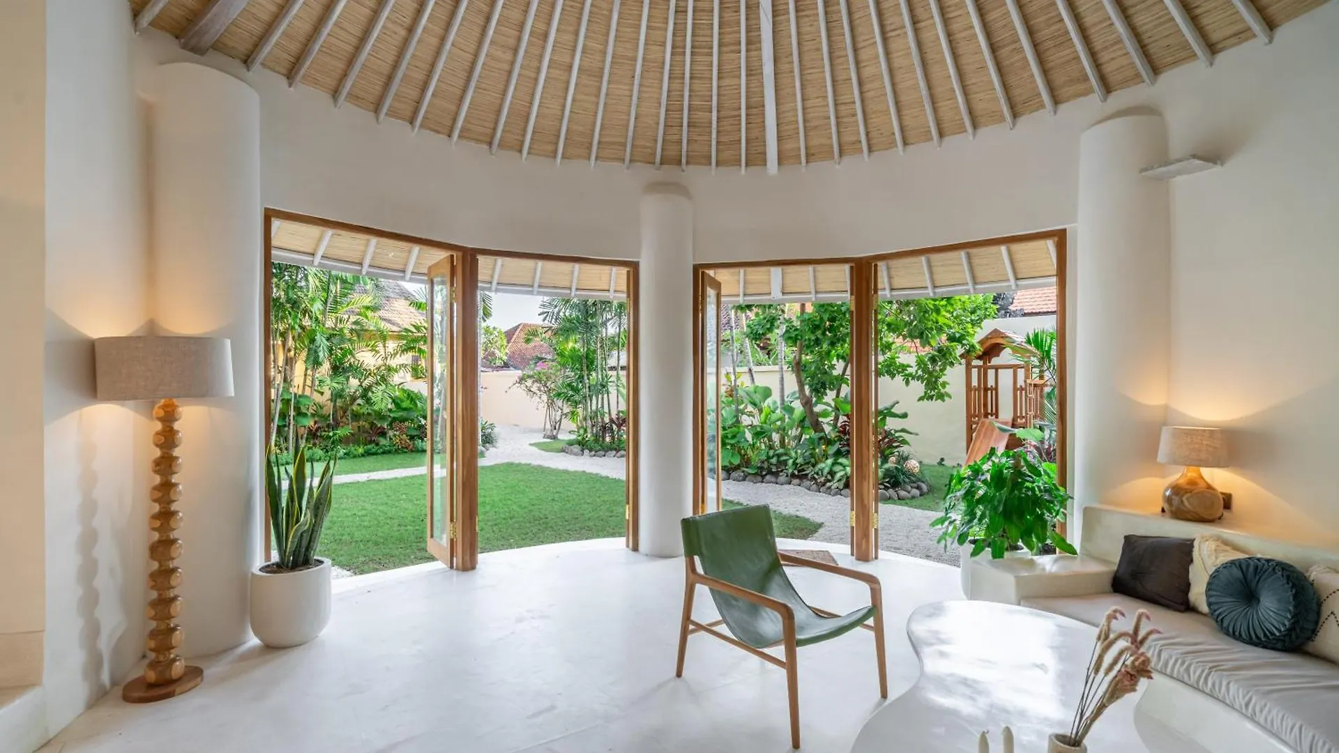Villa Meraki 5 Bedroom Lush Garden Central Seminyak