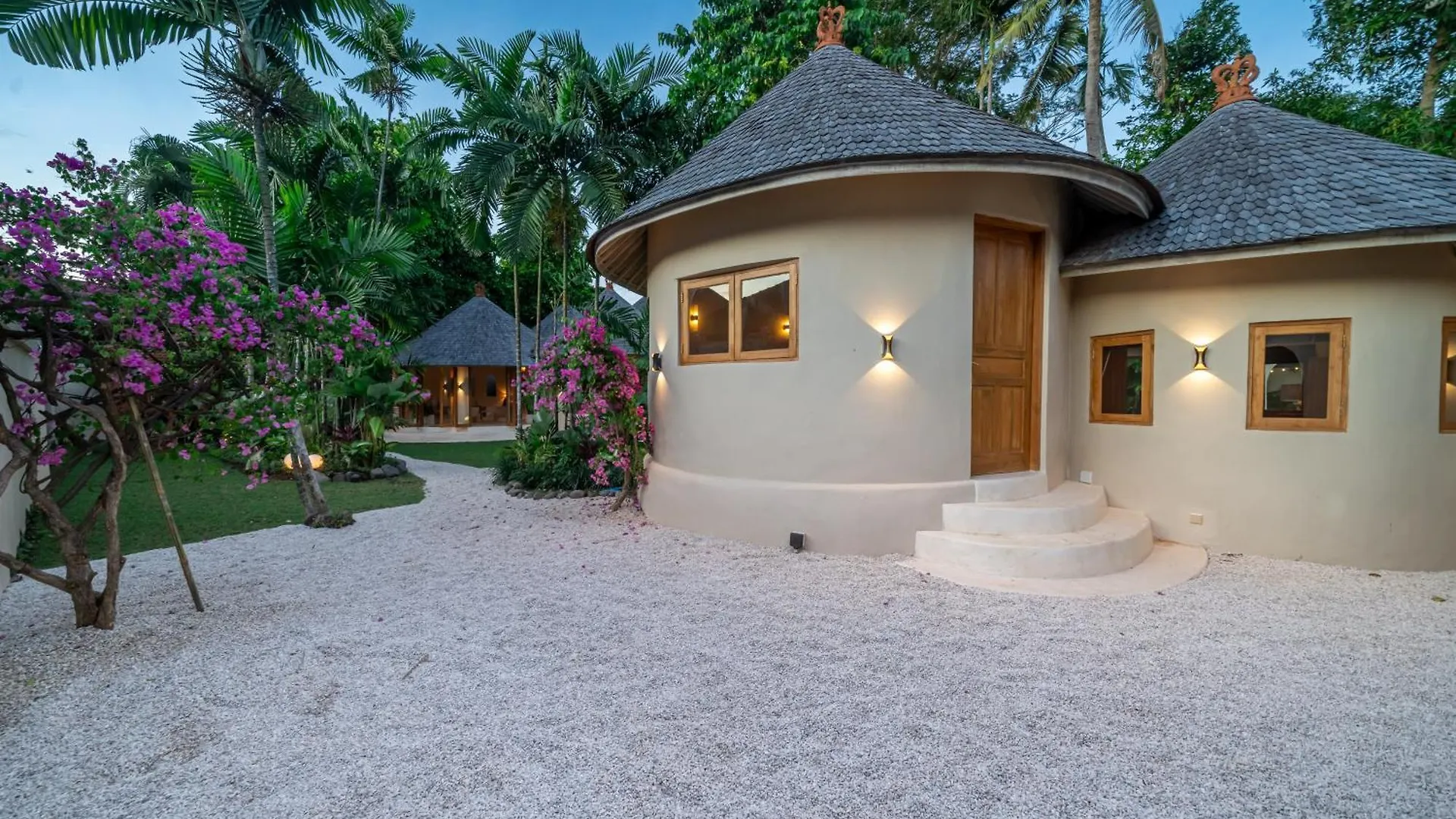 Villa Meraki 5 Bedroom Lush Garden Central Seminyak