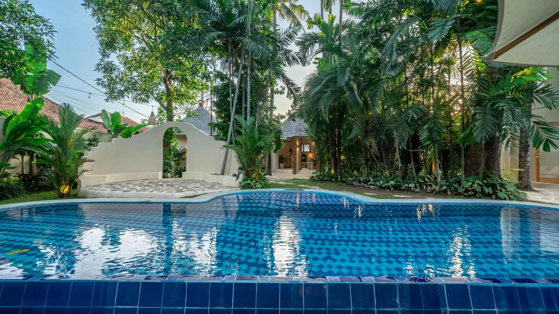 Villa Meraki 5 Bedroom Lush Garden Central Seminyak